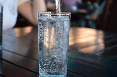 Детям бесплатно раздают питьевую воду из-за жары в парках Подмосковья