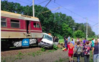 В Харькове электричка врезалась в микроавтобус(Фото)