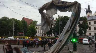 Во Львове из-за сильной бури в городе остановили трамваи и троллейбусы
