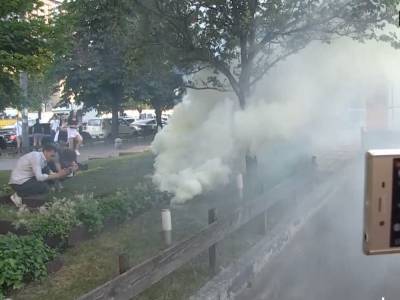 Концертом Басты в Киеве. Перед клубом, где выступает рэпер, бросили дымовую шашку, активисты жгут файеры. Видео