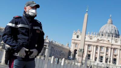 Полиция задержала мужчину, размахивавшего ножом на площади святого Петра в Риме