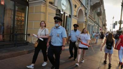На Невском проспекте задержали двух активисток за одиночные пикеты