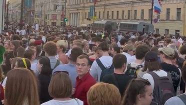 Появились видео с «Алых парусов» в Петербурге. Маски на лицах выпускников заметить сложно