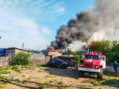 В Кургане на улице Дамбовая пожарные спасли дома от огня