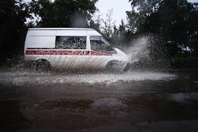 Ураган в российском регионе обесточил две больницы и подстанцию скорой помощи