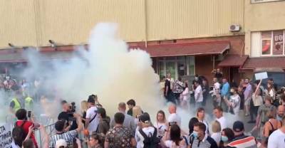 "Геть!": Перед концертом Басты в Киеве радикалы "травили" зрителей дымовыми шашками