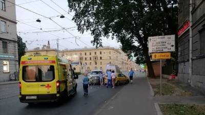 Две легковушки столкнулись на улице Академика Лебедева