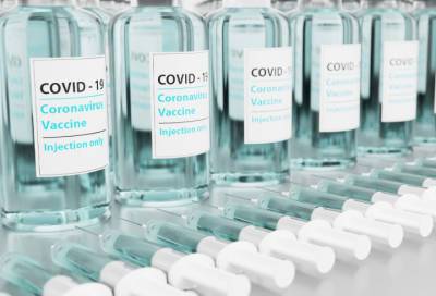 Более 830 тысяч петербуржцев получили прививки от COVID-19