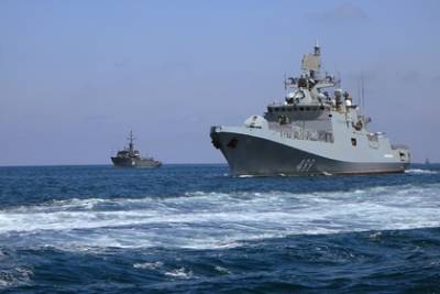 Российские военные корабли проведут учения рядом с британским авианосцем