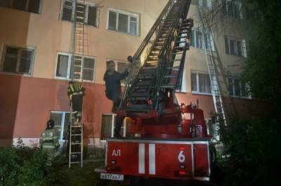 В Ивановской области при пожаре в доме погибли пожарный и подросток