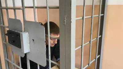 В Приморье агрессивный рецидивист спрятался от полицейских в диване