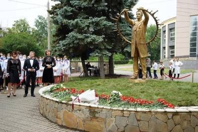 В Челябинске установили памятник медикам, погибшим в борьбе с коронавирусом