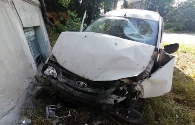 В Тверской области пьяный водитель на фургоне врезался в дом