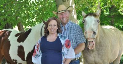 Конь ворвался в фотосессию беременной хозяйки и так заразительно заржал, что фото облетели весь мир