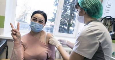 Коронавирус: в Украине за сутки вакцинировали рекордное число людей