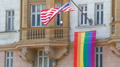 Посольство США в Москве вывесило радужный флаг