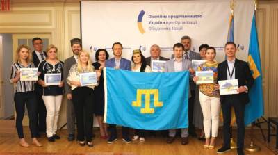 В Украине отмечают День крымскотатарского флага