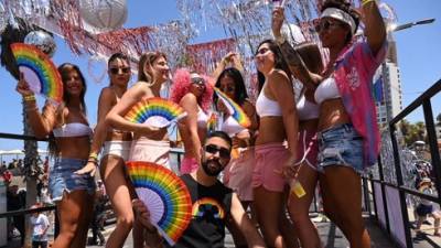 На ежегодный Парад гордости в Тель-Авиве вышли 100.000 человек