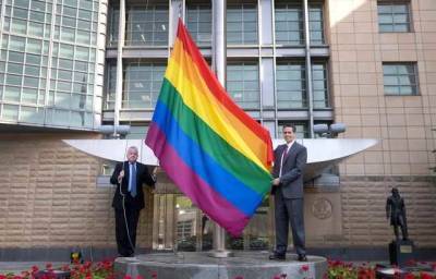 Посольство США в Москве вывесило флаг ЛГБТ: заявление дипломатов разозлило россиян
