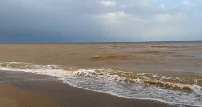 Вода рыжая, но пляжи забиты: турист рассказал о бюджетном отдыхе на Азовском море