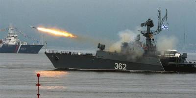 Корабли ВМФ России проведут стрельбы вблизи британского авианосца