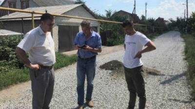 Николай Кузяков с жителями округа № 14 проверил, как идет ремонт дорог