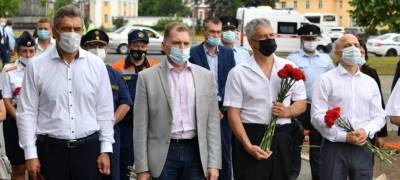 Чиновники возложили цветы к Вечному огню и стеле воинской славы Петрозаводска, несмотря на ограничения