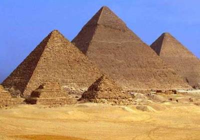 Египетский фермер случайно откопал древнюю стелу возрастом около 2600 лет. ФОТО