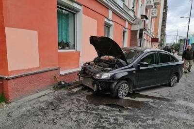 В Мурманске возле общественной остановки машина выехала на тротуар и врезалась в здание