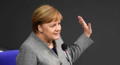 Меркель "немного грустно", что партнеры по ЕС не поддержали идею саммита с Путиным