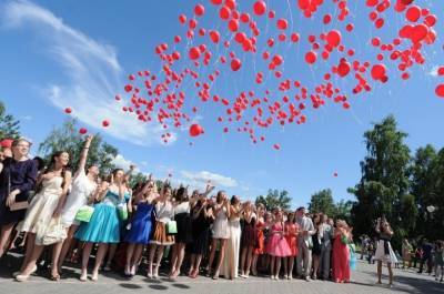 Михаил Тарасенко поздравил выпускников Липецкой области с окончанием школы