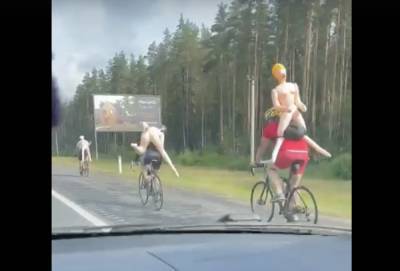 В Ленобласти автомобилисты заметили колонну велосипедистов с резиновыми женщинами