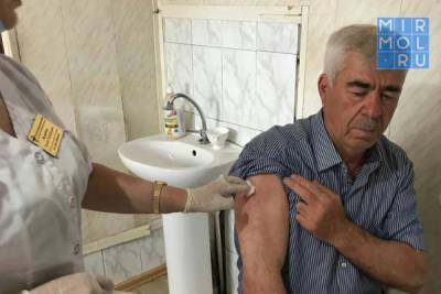 Руководитель соцстраха Карабудахкентского района прошел вакцинацию