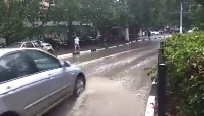 Улицы снова уходят под воду, люди бегут с города: кадры потопа в Ялте