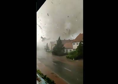 Очевидец показал запись из эпицентра торнадо: страшное видео