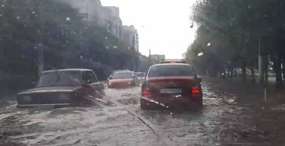 Город плывет. Прошедший ливень устроил потоп на улице Космонавтов (видео)