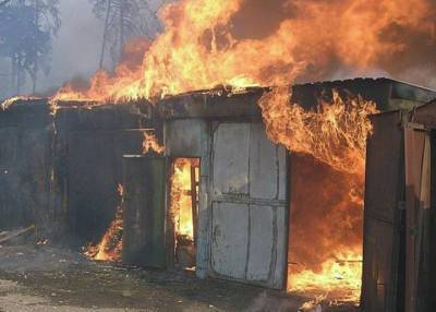 Пьяный мужчина в Прикамье пытался сжечь десятерых людей в гараже, облив бензином