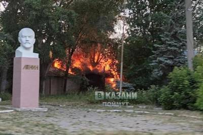 Сгорела летняя веранда кафе в Казани