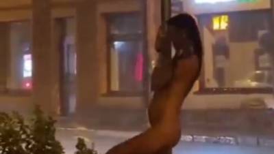 Что творит жара: петербурженка отметила долгожданный ливень стриптизом на улице