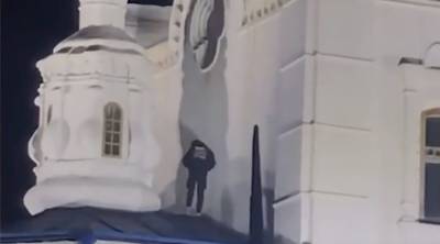 Опубликовано видео из Улан-Удэ, где юноша помочился на крышу православного храма
