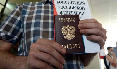 МИД ответил на упреки Зеленского по поводу выдачи российских паспортов