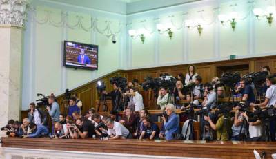Депутатов Верховной Рады будут наказывать за оскорбление журналистов