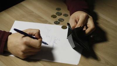 На Урале проверят данные о выдаче зарплаты работникам предприятия карточками