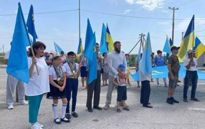 Возле Крыма развернули крымскотатарский флаг
