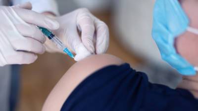 Обязательную вакцинацию от COVID-19 отдельных категорий населения ввели власти Брянской области