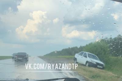 В Пронском районе во время сильного дождя столкнулись три машины