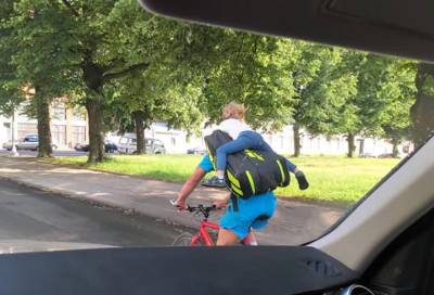«Естественный отбор»: горе-отец на велосипеде ужаснул Сеть небезопасной манерой перевозки ребенка