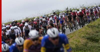 Зритель вызвал массовое падение велосипедистов на старте Tour de France
