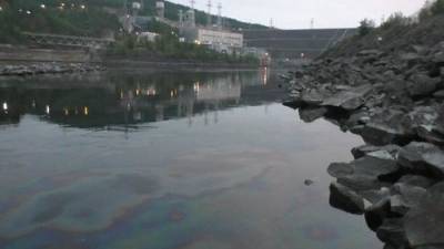 На ГЭС в Якутии произошел разлив нефтепродуктов в реку Вилюй