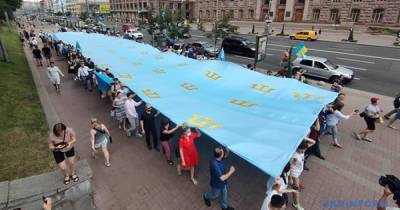 В Киеве проходит акция в честь Дня крымскотатарского флага (ФОТО)